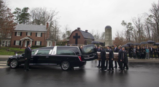 Billy Graham made his final trip “home” to Charlotte, North Carolina, on Thursday after lying in honor inside the Capitol Rotunda in Washington, D.C. The Graham family and a number of BGEA employees stood by as Mr. Graham’s casket was carried onto the grounds.