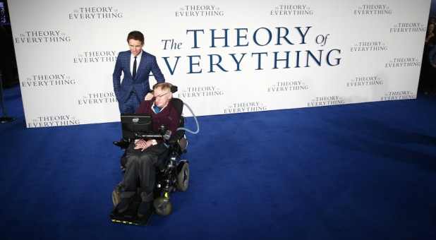 Actor Eddie Redmayne poses with Stephen Hawking as they arrive at the U.K. premiere of the film
