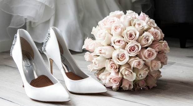 2018 06 Wedding Shoes Bouquet Terje Sollie