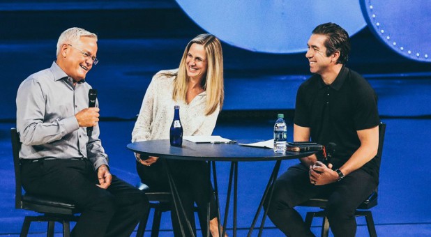 Willow Creek's Bill Hybels, Heather Larson and Steve Carter chat in Jan. 2018.