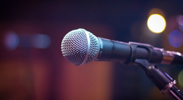 2018 09 Microphone background