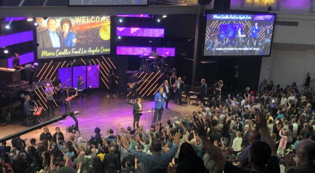 Morris Cerullo holds his final Los Angeles crusade.