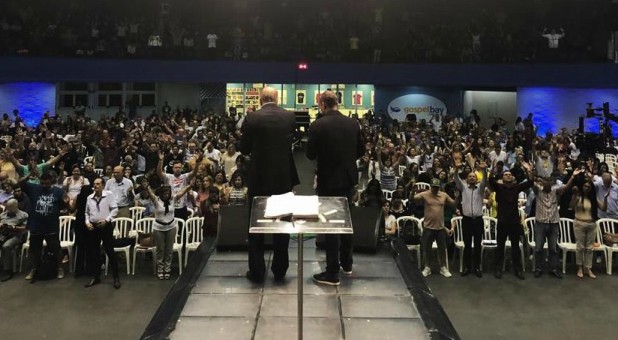 Spirit-empowered leaders joined with 2000 pastors in Sao Paulo last Saturday, a unity of global faith during 2018's #E21Brasil. During worship, pastors united in extended prayer, a powerful moment that filled Brasil with Spirit-empowered praise & thankfulness.