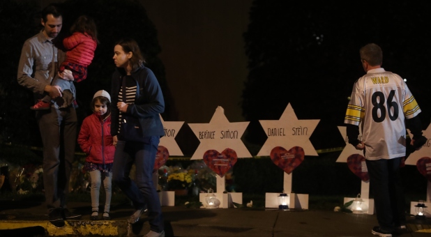 Mourners visit a makeshift memorial outside the Tree of Life synagogue, a day after 11 Jewish worshippers were shot dead in Pittsburgh, Pennsylvania, U.S., Oct. 28, 2018.