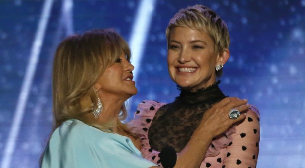 Kate Hudson, right, with her mom, Goldie Hawn.
