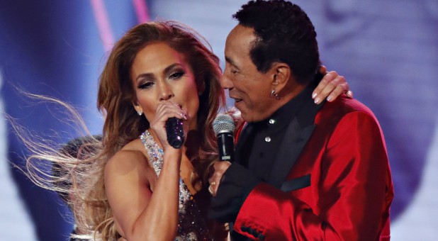 Jennifer Lopez performs with Smokey Robinson