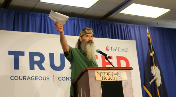 Phil Robertson stumps for Ted Cruz on the campaign trail in 2016.