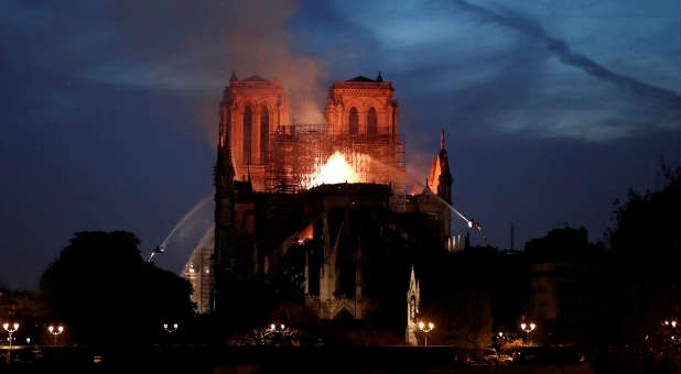 2019 04 Reuters Notre Dame fire night