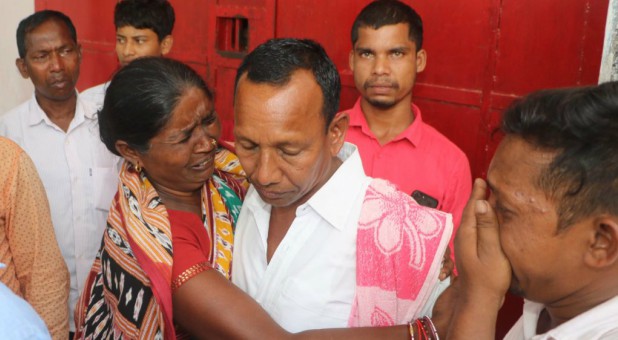 Gornath Chalanseth’s stepmother greets him as he leaves Indian jail, May 21, 2019.
