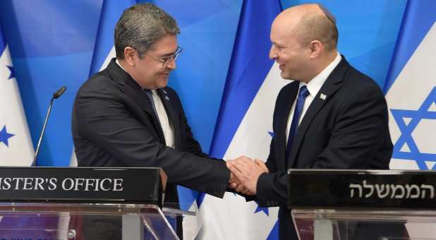 Israeli Prime Minister Naftali Bennett (R) shakes hands with Honduras' President Juan Orlando Hernandez during a joint press conference at the Prime Minister's Office in Jerusalem.