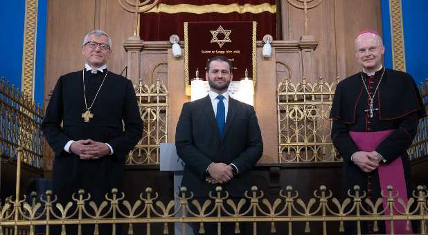 Bernhard Felmberg (l.), Protestant Military Bishop, Zsolt Balla (M), State Rabbi, and Franz-Josef Overbeck, Catholic Military Bishop, stand next to each other in the synagogue.