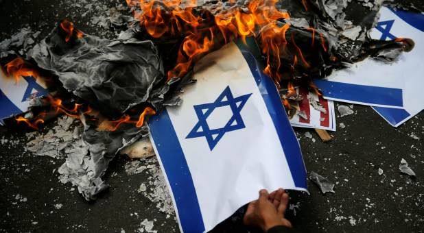 2022 Misc Reuters burning israeli flag