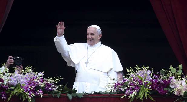 2022 Misc reuters pope francis waves