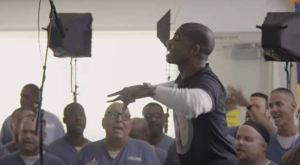 WATCH: Kirk Franklin, Maverick City Music Join 1,300 Prisoners in Asking God to “Bless Me’
