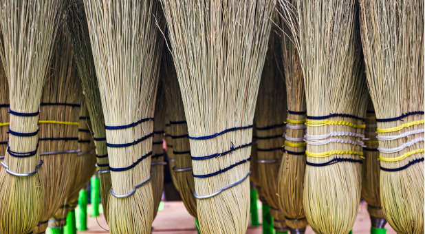 2022 11 Tomczak brooms sweeping