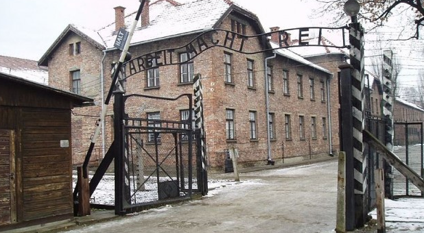 2023 4 AIN Auschwitz gates