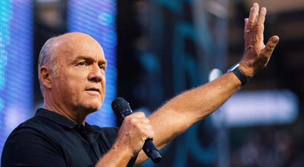 2023 4 greg laurie hand up