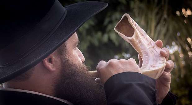 Blowing the shofar for Rosh Hashanah