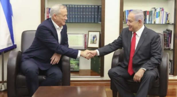 Blue and White party leader Benny Gantz (L) and Prime Minister Benjamin Netanyahu meet at IDF headquarters in Tel Aviv, on October 27, 2019.