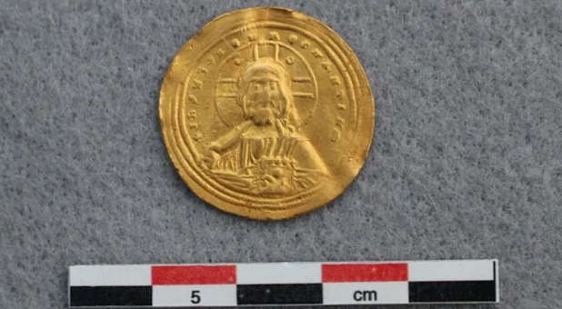 Gold coin baring Jesus' image.
