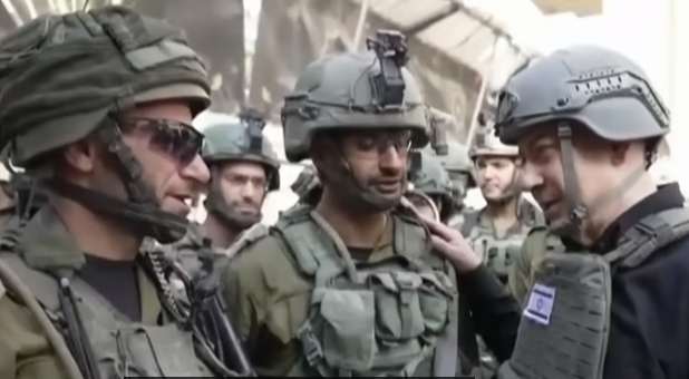 Israeli Prime Minister Benjamin Netanyahu (R.) visiting soldiers in the Gaza Strip.